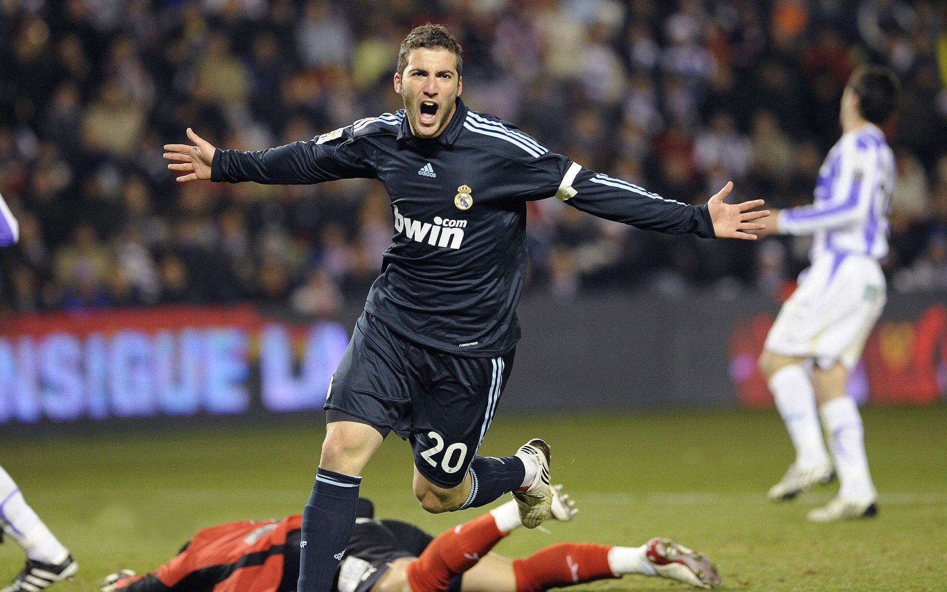 炫技芭蕾与草根逆袭，克瓦拉茨赫利亚眼中足球的双面镜